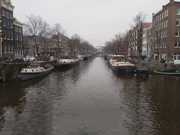 在冬季薄雾的灰蒙蒙的一天 浪漫的荷兰阿姆斯特丹运河 — 图库照片