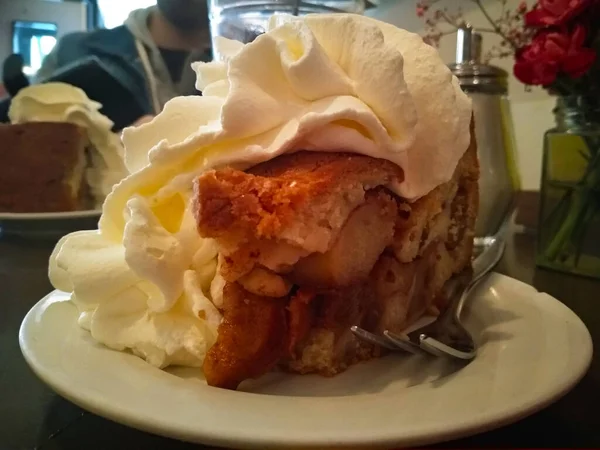 Antik ve geleneksel elmalı turta ve Hollanda tarçını tarifi, çırpılmış kremayla dolu bir tabakta servis edilir..