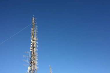 İletişim, telekomünikasyon ve televizyon antenleri, dağların tepesindeki kayaların arasına yerleştirilmiş..