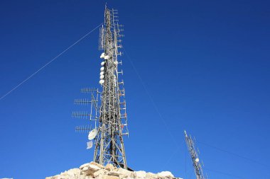 İletişim, telekomünikasyon ve televizyon antenleri, dağların tepesindeki kayaların arasına yerleştirilmiş..