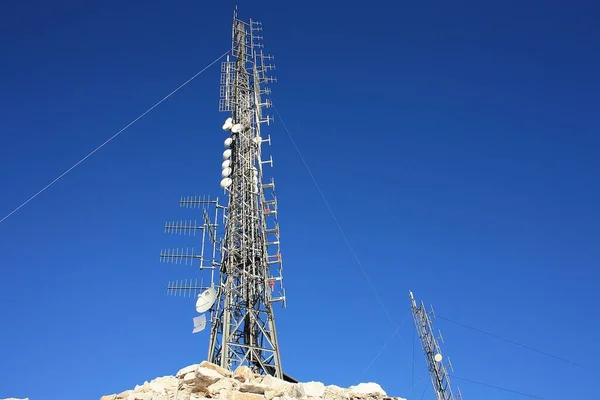 Antenas Comunicación Telecomunicaciones Televisión Situadas Entre Las Rocas Las Montañas — Foto de Stock