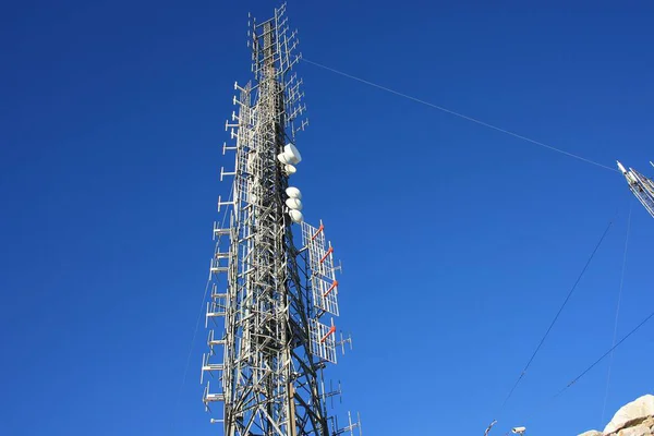 Anteny Komunikacyjne Telekomunikacyjne Telewizyjne Umieszczone Między Skałami Gór Szczycie — Zdjęcie stockowe