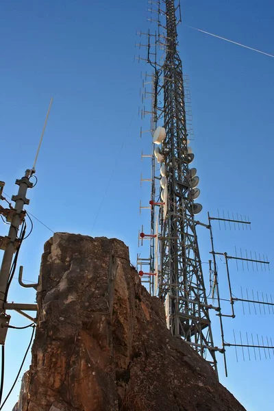 Antenas Comunicación Telecomunicaciones Televisión Situadas Entre Las Rocas Las Montañas — Foto de Stock