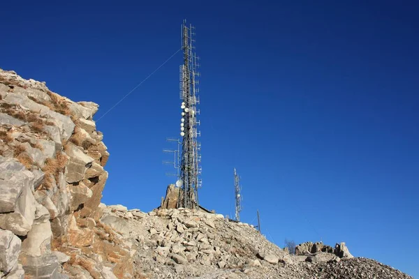 Antenas Comunicación Telecomunicaciones Televisión Situadas Entre Las Rocas Las Montañas — Foto de Stock