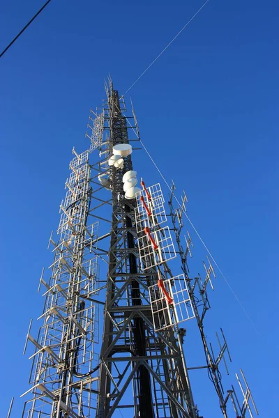 Antenas Comunicación Telecomunicaciones Televisión Situadas Entre Las Rocas Las Montañas — Foto de Stock