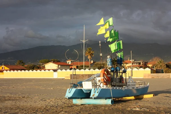 Barco Pesca Pescador Barco Varado Playa Arena — Foto de Stock