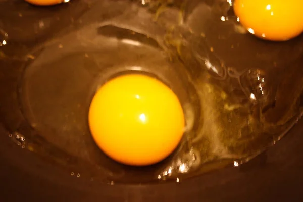 黒パンで4個の鶏の卵を調理し — ストック写真