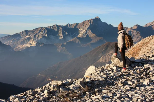 Exploradora Una Excursión Aventurera Las Montañas Los Apeninos Toscano Emilianos —  Fotos de Stock