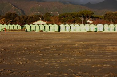 Versilia, Toskana 'daki bir İtalyan sahil kuruluşunun kumlu sahilinde.