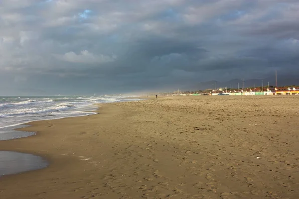 Versilia, Toskana 'daki bir İtalyan sahil kuruluşunun kumlu sahilinde.