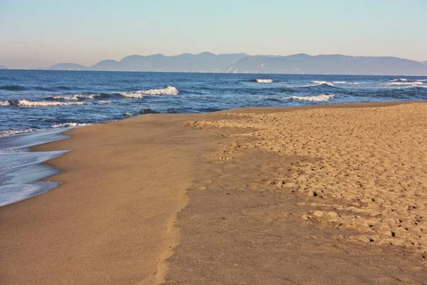 Rilassanti Passeggiate Sulla Spiaggia Sabbiosa Della Versilia Una Giornata Sole — Foto Stock