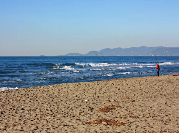 อนคลายบนชายหาดทรายของ Versilia ในว แดดร อนในฤด หนาวอ ตาล — ภาพถ่ายสต็อก