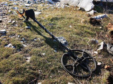 Dağlar ve tepeler arasındaki metal dedektör sayesinde toprağa gömülü ve unutulmuş hazineleri arıyoruz.