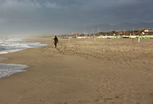 Promenades Relaxantes Sur Plage Sable Fin Versilia Par Une Journée — Photo