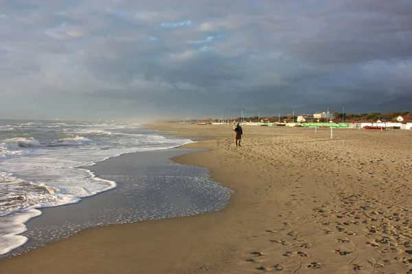 Расслабляющие Прогулки Песчаному Пляжу Версилии Солнечный День Итальянской Зимой — стоковое фото
