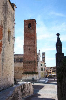 Antik ortaçağ Pietrasanta Kulesi, Toskana 'da bir sanat kasabası..
