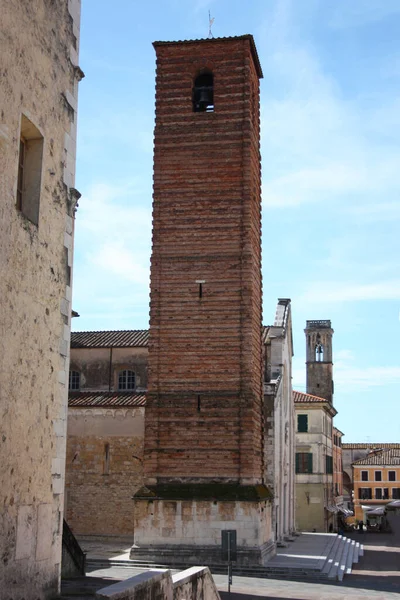 トスカーナの芸術の町ピエトラサンタの古代中世の塔 — ストック写真