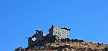 Tuscan İtalyancası 'ndaki Apuan Alpleri' nde terk edilmiş tarihi harabeler arasındaki maceraya.