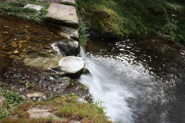 Vodní Cesta Hedvábným Efektem Malá Řeka Tekoucí Vodopádu Uprostřed Zalesněné — Stock fotografie