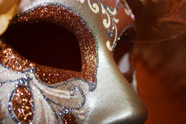 Venedik Karnavalı Nın Parlak Tüylü Pembe Çiçekli Yapımı Maskesinin Turuncu — Stok fotoğraf