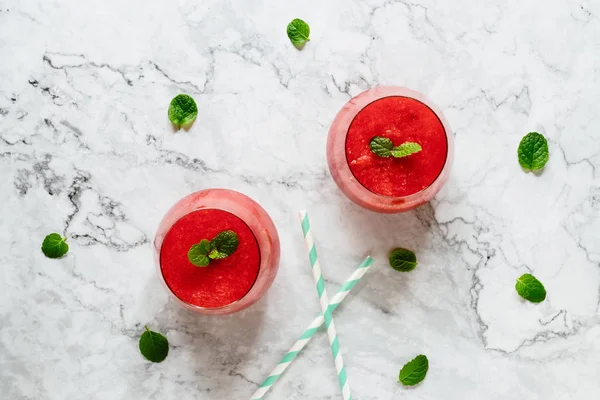 Watermeloen Drankje Bril Met Muntblaadjes Zomer Drinken Concept — Stockfoto