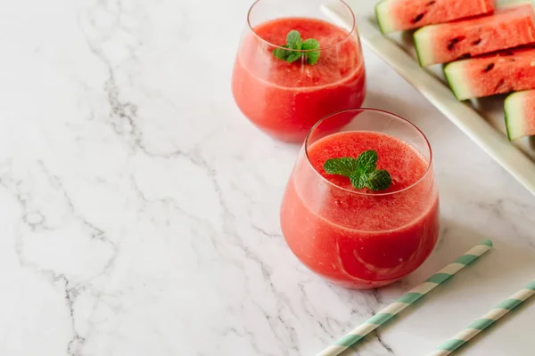 Watermeloen Drankje Bril Met Muntblaadjes Zomer Drinken Concept — Stockfoto