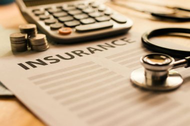 Sağlık sigortası formu yaşam planlama için para, hesap cüzdanı, hesap makinesi ve stetoskop konsepti ile