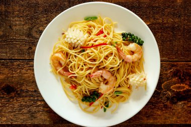 tabakta deniz ürünleri ile baharatlı spagetti.