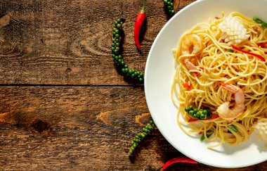 tabakta deniz ürünleri ile baharatlı spagetti.