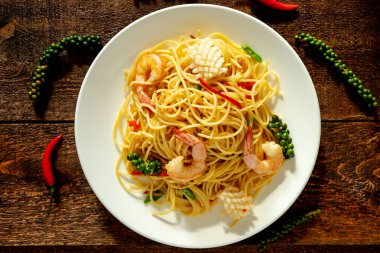 tabakta deniz ürünleri ile baharatlı spagetti.