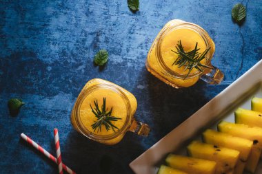 Sarı karpuz üstten görünüm iç nane ile gözlük. Yaz içki kavramı.