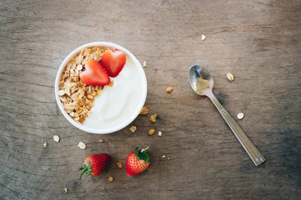 Vista Superior Del Yogur Tazón Madera Con Granola Fresa Fresca —  Fotos de Stock