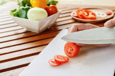 Şef sebze yemek pişirmek için hazırlanıyor.