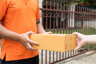 Müşteri imzalama belgesi ve teslim adam gelen parsel alma.