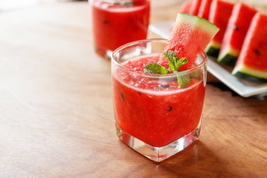 Ahşap arka planda karpuz içeceği.