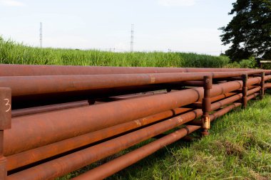 mavi gökyüzü ve bulut ile petrol boru hattı.