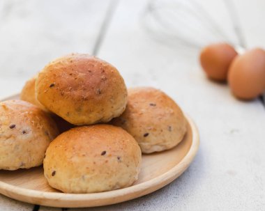 taze pişmiş ekmek ve yumurta beyaz ahşap zemin üzerinde.