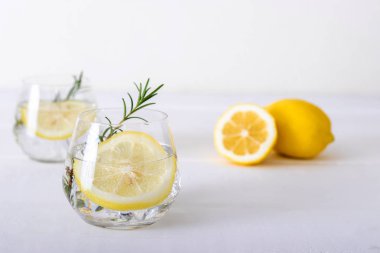 Beyaz ahşap zemin üzerine limon içecek. sağlık içecek konsepti.