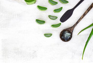 Taze aloe vera ahşap arka plan üzerinde bırakır.