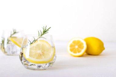 Beyaz ahşap zemin üzerine limon içecek. sağlık içecek konsepti.