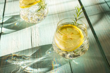 Beyaz ahşap zemin üzerine limon içecek. sağlık içecek konsepti.