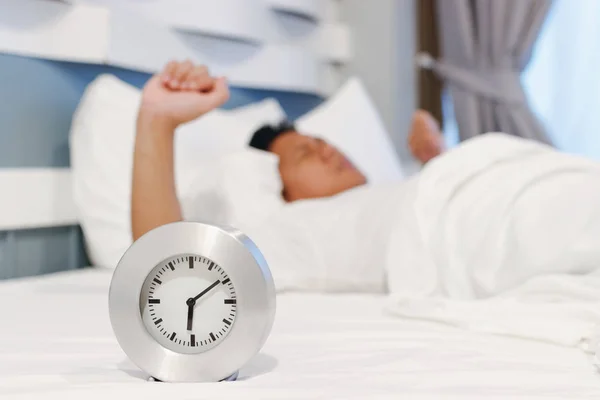 Wecker Wacht Morgens Auf Wenn Ein Mann Bett Schläft — Stockfoto