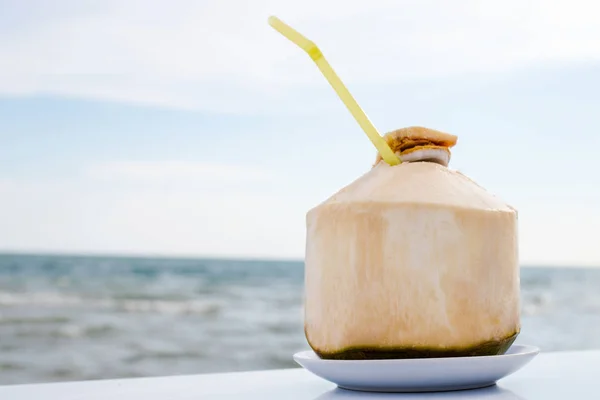 Frischer Kokossaft Strand — Stockfoto