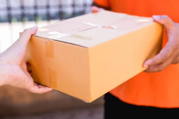 Customer Signing Document Receiving Parcel Delivery Man — Stock Photo, Image