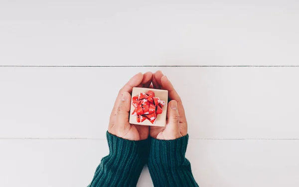 Ansicht Von Hand Hält Weihnachtsgeschenk Auf Weißem Holzhintergrund — Stockfoto