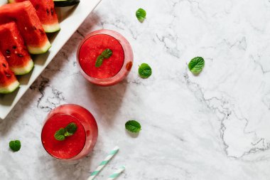 Karpuz iç nane ile gözlük. Yaz içki kavramı.