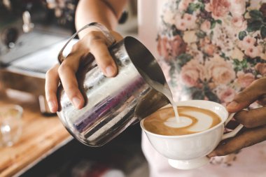 barista Latte sanat yapma.