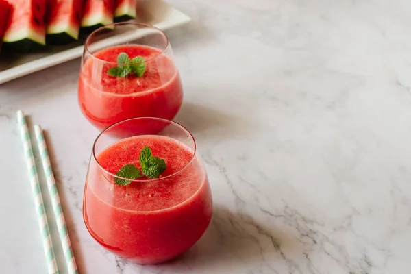 Vodní Meloun Drink Brýlích Mátou Letní Nápoj Koncept — Stock fotografie