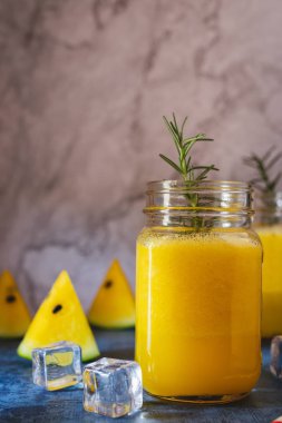 Sarı karpuz içecek gözlük nane ile. Yaz içki kavramı.