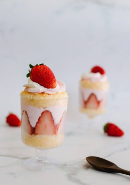 Beyaz çanak üzerine ev yapımı çilekkek.